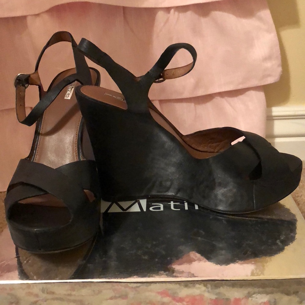 Matiko black wedges